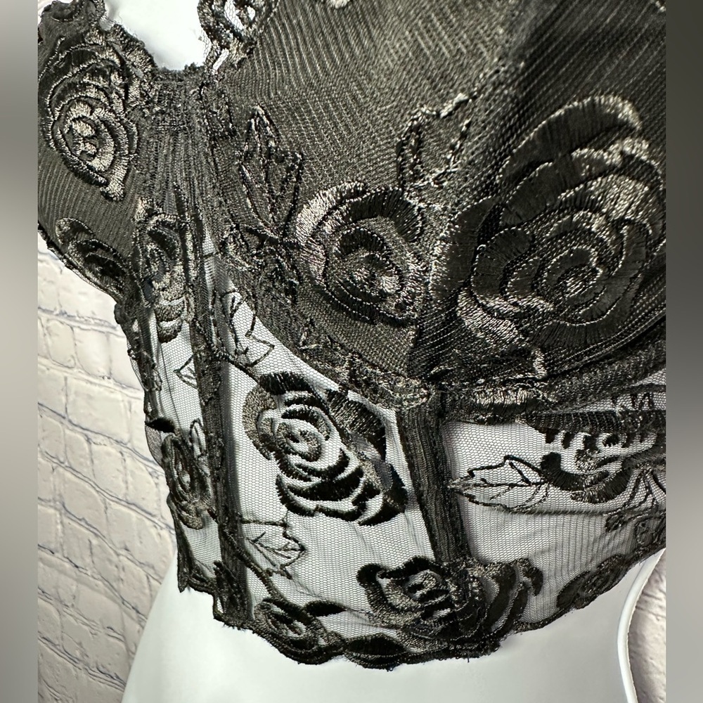 Sexy black lace wire-ribbed bustier with rose design and clasp mesh back - Picture 5 of 9
